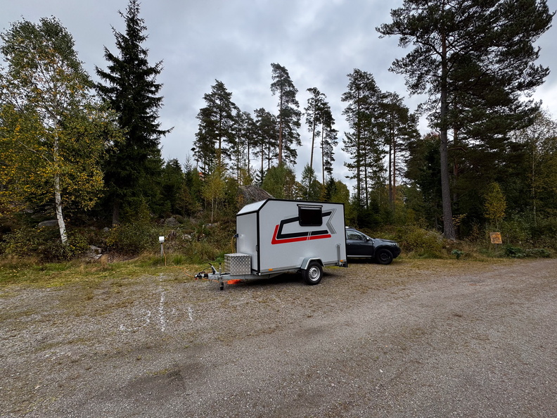 Ich bleibe am dritten Stellplatz länger als eine Nacht, es gibt hier Wasser und Landstrom. Duschen finde ich nicht, sind aber vorhanden, doch auch hier war die Rezeption nicht besetzt. Den Platz habe ich online einen Tag vor Anreise gebucht. IMG_6201.jpg